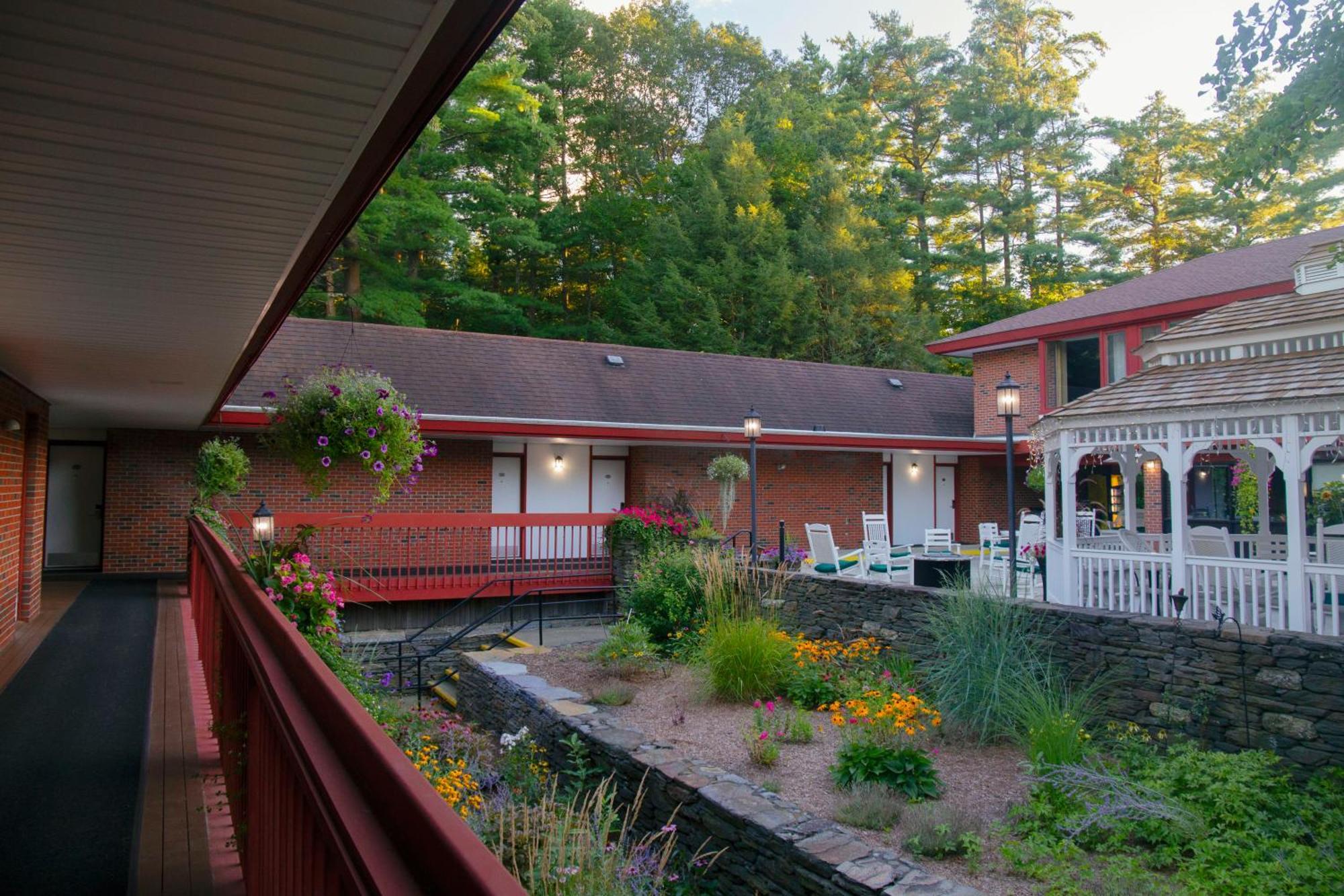 The Inn At Crumpin-Fox Bernardston Extérieur photo